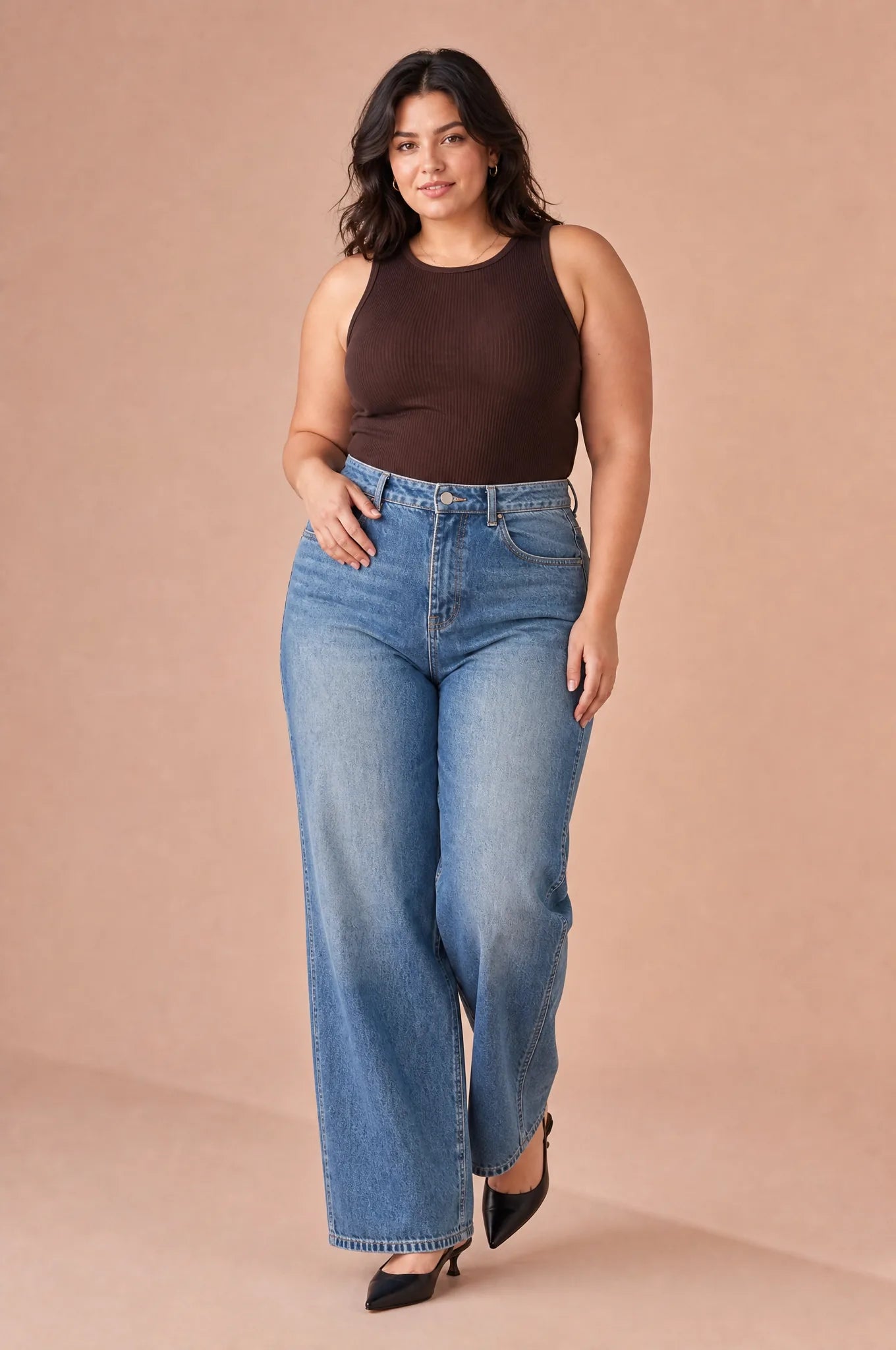 Jean bleu coupe ample taille mi-haute | Porté sur une silhouette plus ronde | Lounelle Paris