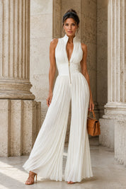 Vestido branco plissado de gola alta