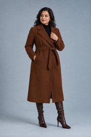 Manteau long marron ceinturé | Porté sur une autre silhouette | Lounelle Paris