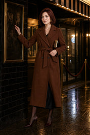 Manteau long marron ceinturé | Deuxième photo lifestyle | Lounelle Paris
