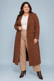 Manteau long marron effet suédine | Porté sur une silhouette plus ronde | Lounelle Paris