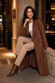 Manteau long marron effet suédine | Deuxième photo lifestyle | Lounelle Paris