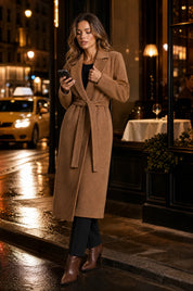 Manteau long marron foncé ceinturé | Deuxième photo lifestyle | Lounelle Paris