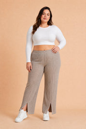 Pantalon beige taille haute fendu | Porté sur une silhouette plus ronde | Lounelle Paris