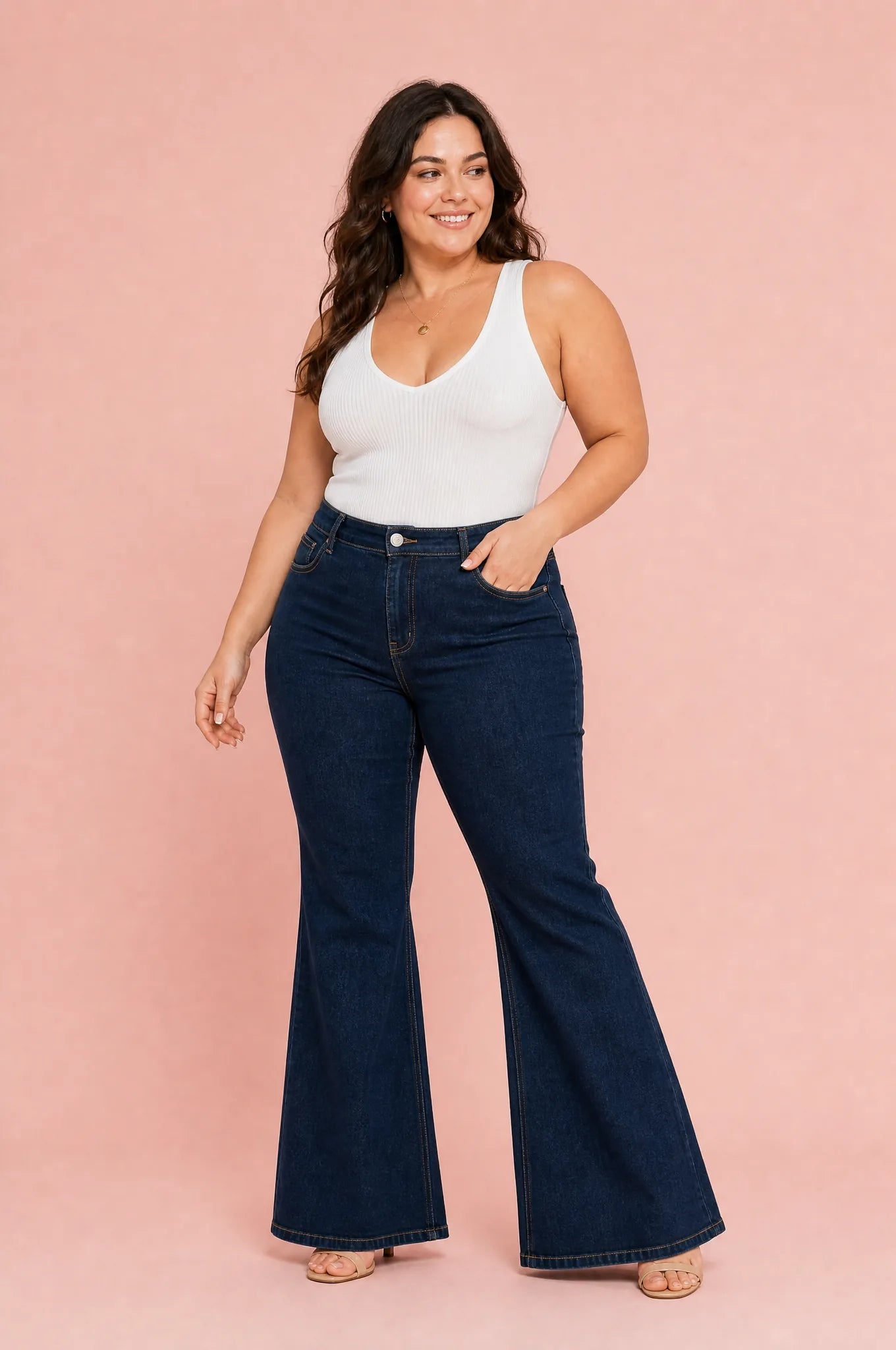 Pantalon bleu foncé évasé taille mi-haute | Porté sur une autre silhouette | Lounelle Paris