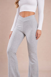 Pantalon gris taille en V évasé | Vue rapprochée | Lounelle Paris