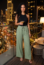 Pantalon large vert taille volantée | Deuxième photo lifestyle | Lounelle Paris