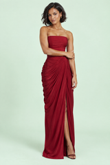 Vestido maxi bordeaux franzido com gola alta e fenda