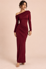 Vestido comprido bordeaux de um ombro com mangas compridas e franzidos