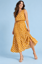 Vestido maxi amarelo às bolinhas, de gola subida e com detalhes drapeados