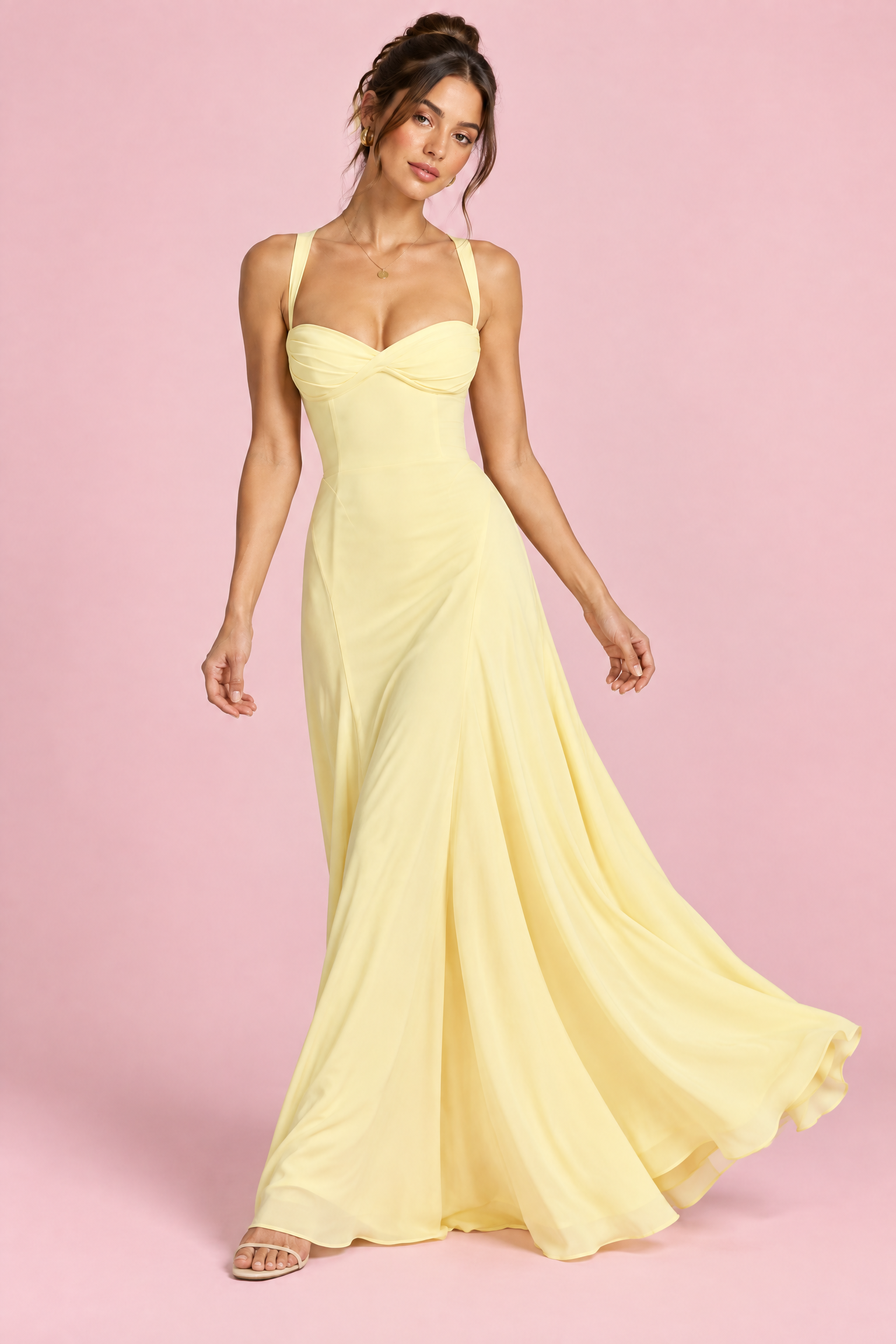Robe longue jaune vif à fronces et décolleté cœur | Vue en mouvement | Lounelle Paris