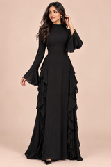 Vestido comprido preto com folhos e mangas à boca de sino