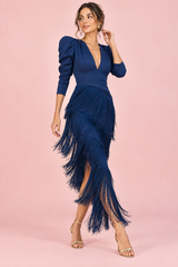 Vestido azul-marinho com franjas e decote em V