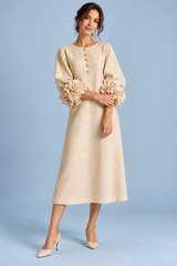 Vestido midi bege de corte evasé com mangas balão