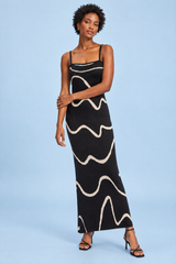 Vestido preto às riscas com costas descobertas