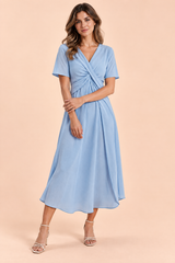 Vestido envelope azul-claro com decote em V