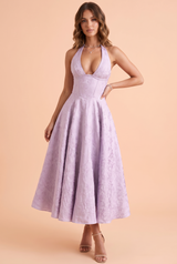 Vestido midi violeta evasé em renda floral com decote em V
