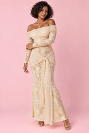 Robe longue beige en dentelle à col Bardot, avec détails froncés et lien à nouer | Porté sur une autre silhouette | Lounelle Paris