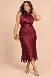 Robe midi bordeaux en satin à encolure américaine et jupe à panneaux | Porté sur une silhouette plus ronde | Lounelle Paris