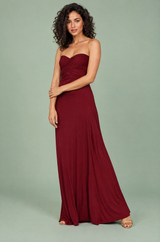 Vestido comprido bordeaux, de decote halter, transpassado e com detalhe dourado