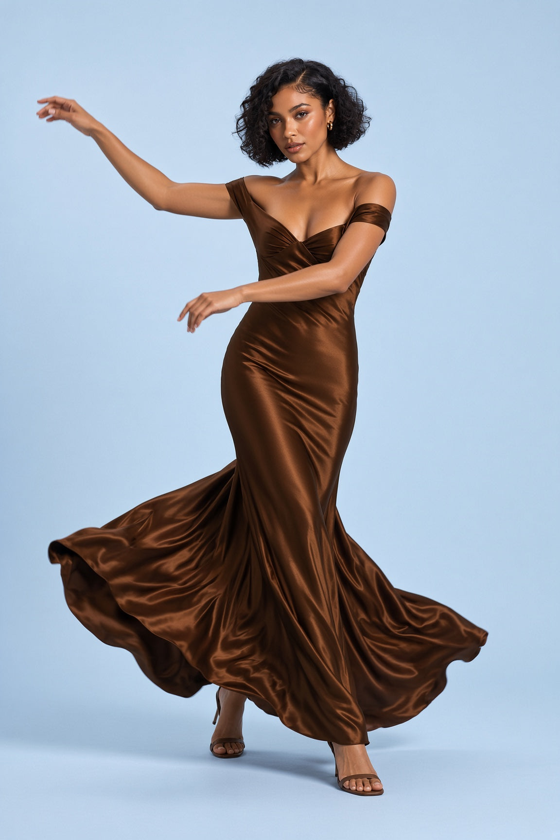 Robe longue froncée marron épaules dénudées | Vue en mouvement | Lounelle Paris