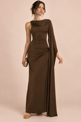 Vestido maxi castanho de gola subida, com detalhes drapeados e mangas-capa