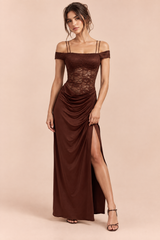 Vestido comprido castanho com franzidos em renda