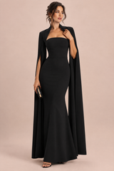 Vestido comprido preto com decote quadrado e mangas-capa