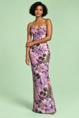 Vestido roxo sem alças, justo ao corpo
