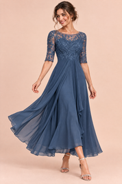 Robe en mousseline à corsage brodé bleu marine | Vue en mouvement | Lounelle Paris