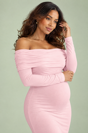 Robe longue de grossesse rose en résille froncée à col Bardot | Vue rapprochée | Lounelle Paris