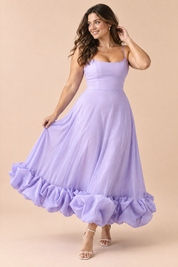 Robe midi lilas évasée à bas volanté | Porté sur une silhouette plus ronde | Lounelle Paris