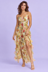 Vestido comprido amarelo com estampado de lírios e manga-capa assimétrica