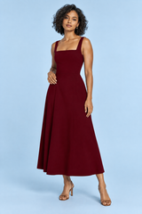 Vestido midi cor de vinho evasé com decote quadrado e alças finas