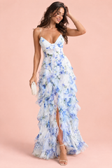 Vestido comprido azul com estampado de lírios e manga-capa assimétrica