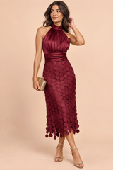 Vestido midi acetinado bordeaux com decote halter e saia com painéis