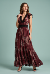Vestido comprido vermelho floral com decote em V e folhos