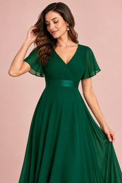 Robe longue plissée vert émeraude à col V | Vue rapprochée | Lounelle Paris