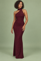 Vestido comprido vermelho-escuro em renda, de costas descobertas, assimétrico, com fenda