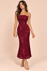 Vestido midi de renda bordô, com decote cai-cai e detalhe de gola