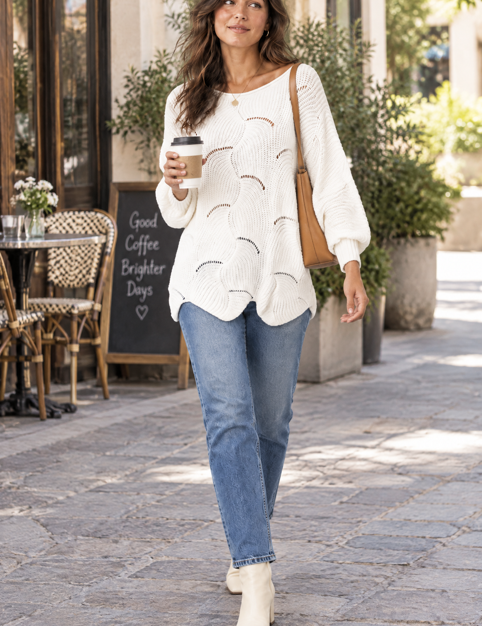 Pull blanc oversize ajouré à col bateau | Photo lifestyle | Lounelle Paris