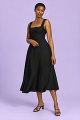 Vestido midi preto evasé com decote quadrado e alças finas
