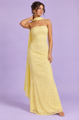 Vestido maxi cai-cai em renda amarelo com detalhe de lenço