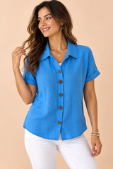 Camisa azul de manga curta com gola