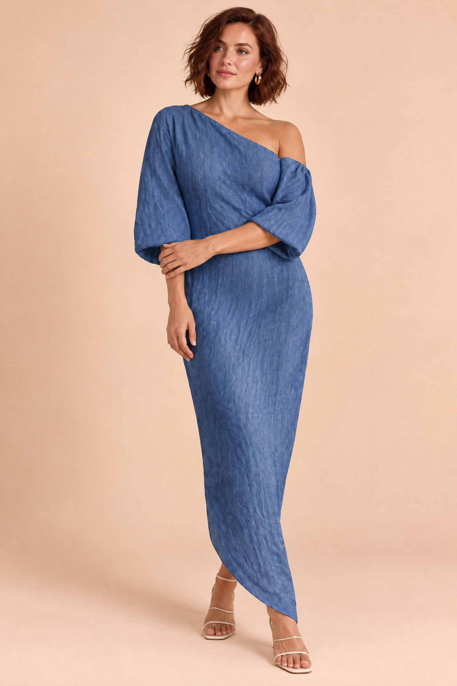 Robe asymétrique bleue à épaule dénudée | Porté sur une autre silhouette | Lounelle Paris