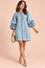 Vestido azul-claro com mangas e punhos com folhos