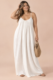 Robe longue fluide dos nu blanc cassé | Porté sur une silhouette plus ronde | Lounelle Paris