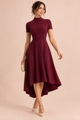 Vestido midi vermelho-escuro de gola alta e bainha assimétrica
