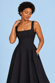 Robe midi noire à fines bretelles et ourlet ample | Vue rapprochée | Lounelle Paris