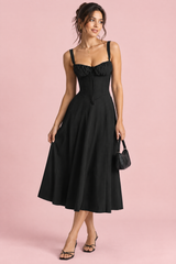Vestido midi preto evasé com decote quadrado